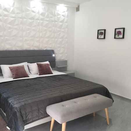 Apartman Sonas 2 With Free Private Parking คาร์โลวัตส์ ภายนอก รูปภาพ