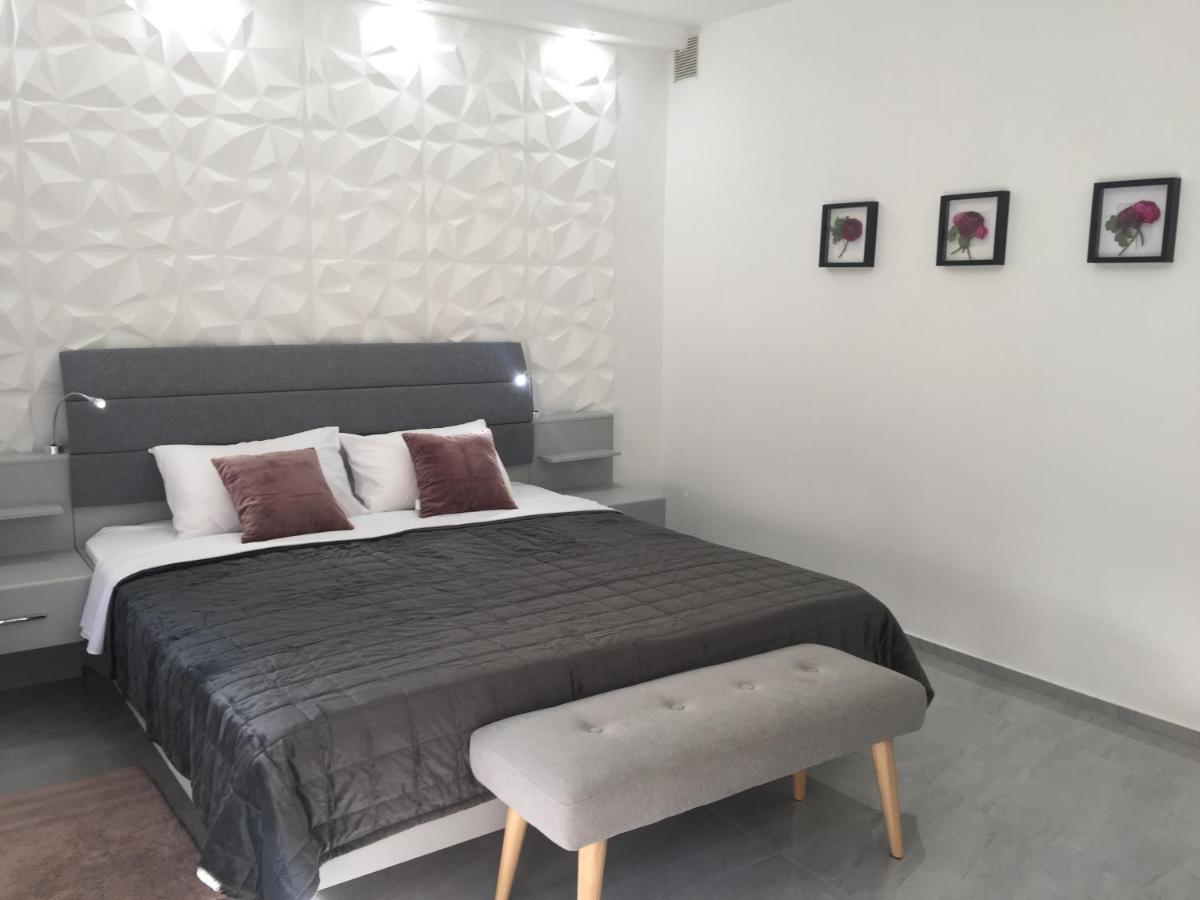 Apartman Sonas 2 With Free Private Parking คาร์โลวัตส์ ภายนอก รูปภาพ