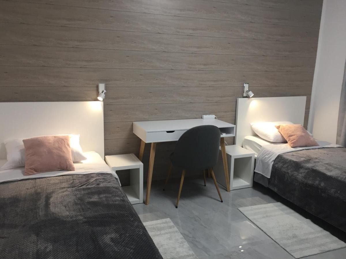 Apartman Sonas 2 With Free Private Parking คาร์โลวัตส์ ภายนอก รูปภาพ