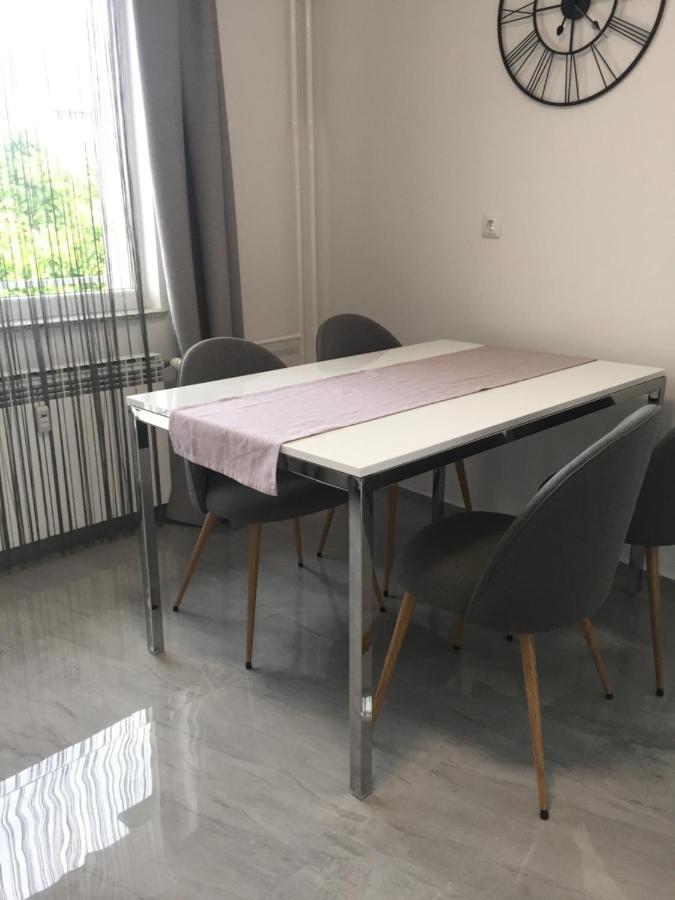 Apartman Sonas 2 With Free Private Parking คาร์โลวัตส์ ภายนอก รูปภาพ