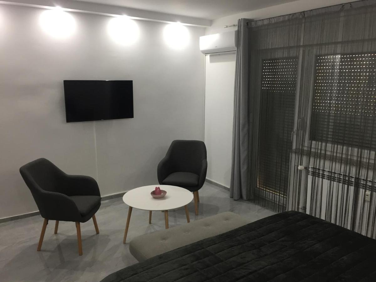 Apartman Sonas 2 With Free Private Parking คาร์โลวัตส์ ภายนอก รูปภาพ