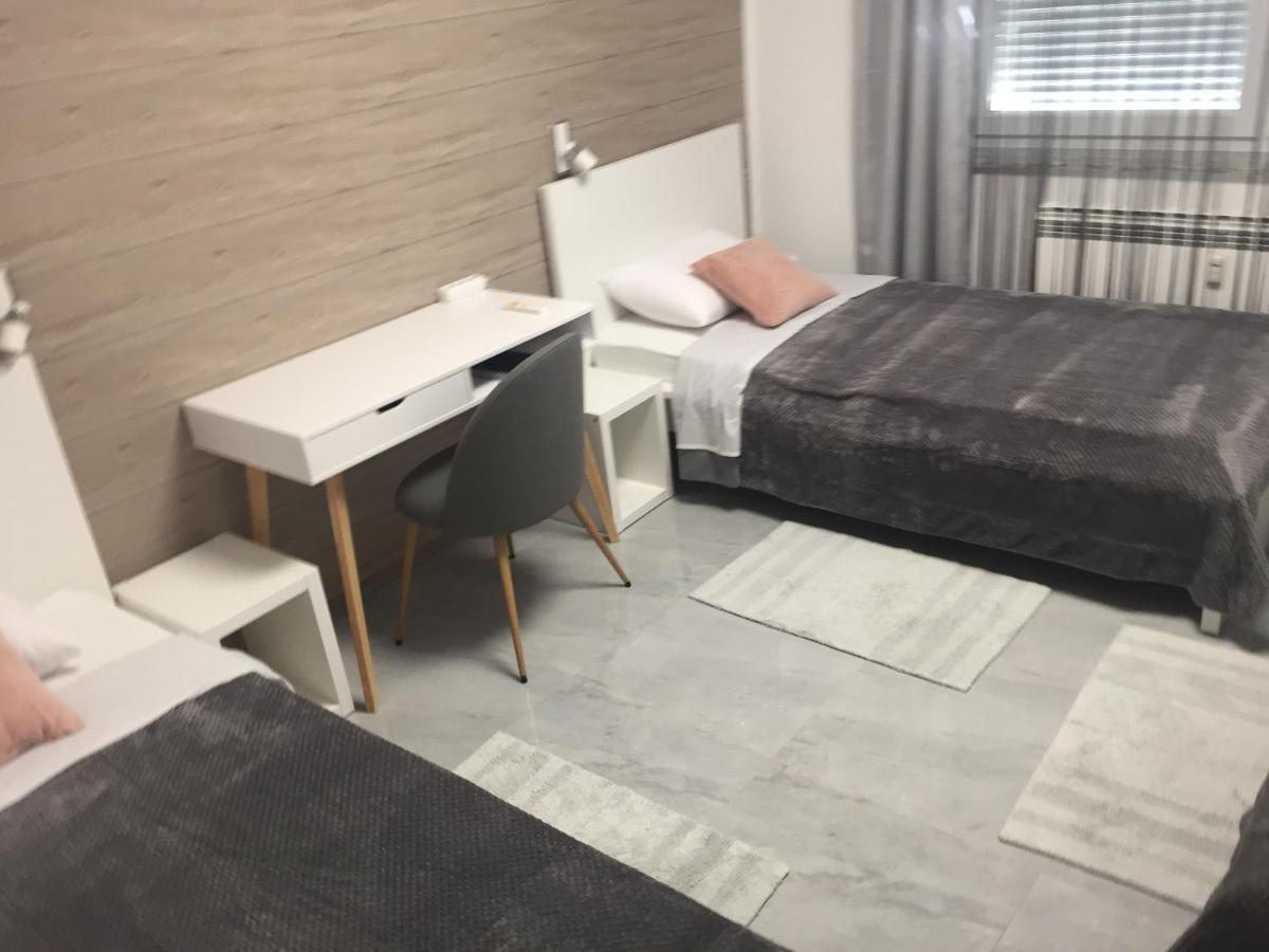 Apartman Sonas 2 With Free Private Parking คาร์โลวัตส์ ภายนอก รูปภาพ